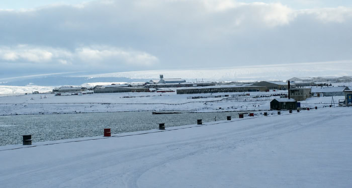 Discussion about why Greenlanders would accept a U.S. deal